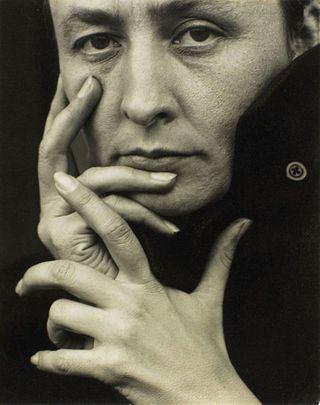 474px-O'Keeffe-(hands)