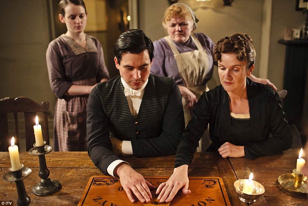 Downton-Abbey-ouija-board