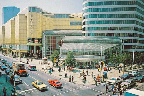 POSTCARD - TORONTO - YONGE STREET - AT DUNDAS - LOOKING SOUTH - EATON CENTRE NEW - LATE-1970s