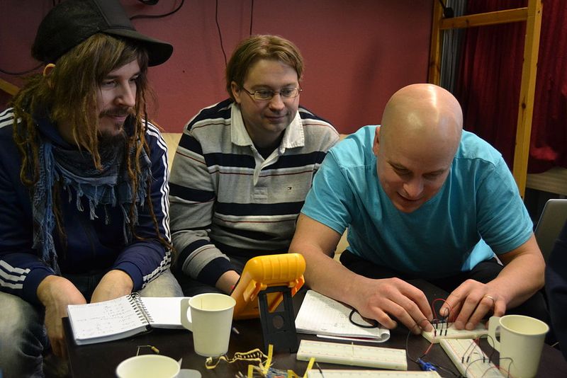Learning_electronics_at_Helsinki_Hacklab_(iv) Learning_electronics_at_Helsinki_Hacklab_(iv)