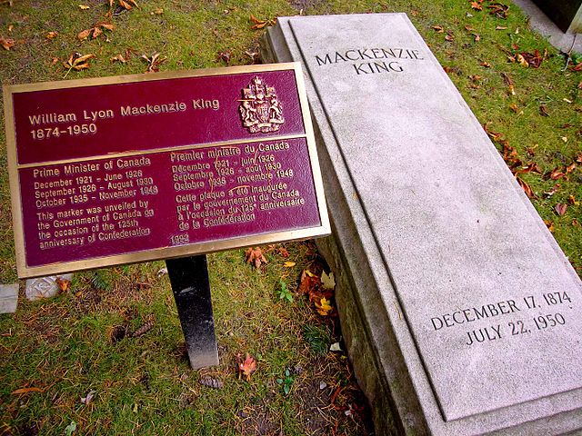 640px-Grave_of_William_Lyon_Mackenzie_King