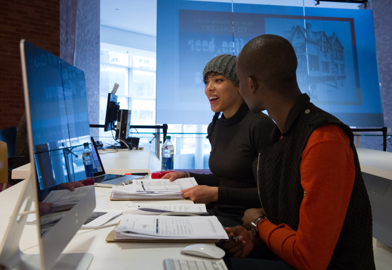 Customers-using Wi-Fi-9855