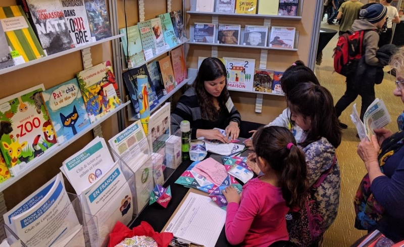 TPL staff member working with elementary school students at the Salon du livre 2018