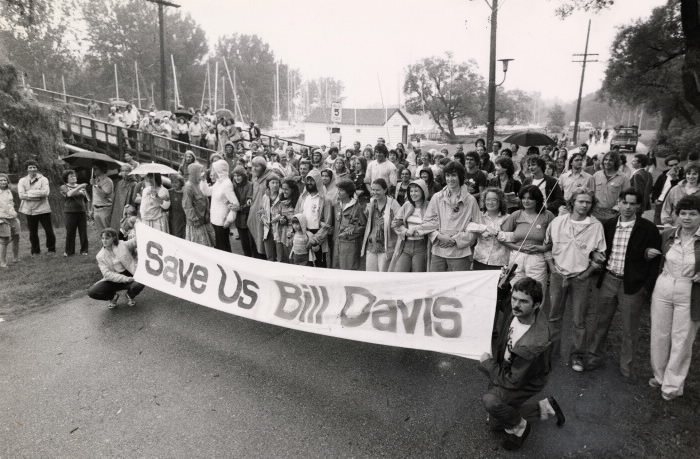 Toronto Island residents waiting for the sheriff, Jim Wilkes, Toronto Star Photo Archive, 1980 