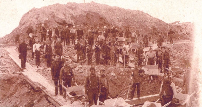 Photo of miners working the Ophir/Havilah Mines in 1900.