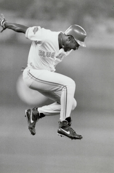 Le joueur de baseball Joe Carter sautant de joie