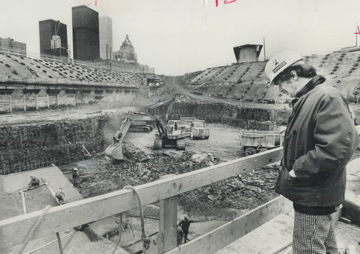 Un ouvrier du bâtiment regardant vers le bas dans la zone excavée