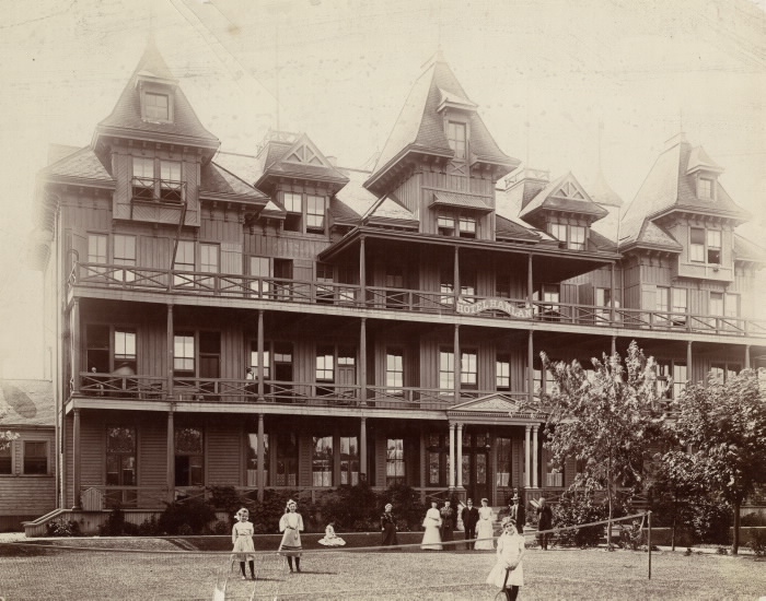 Grand immeuble de logements avec des filles jouant à un sport de raquette