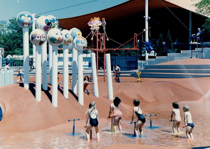 Enfants jouant dans un parc aquatique