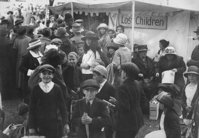 Enfants devant la tente avec panneau “Enfants perdus”