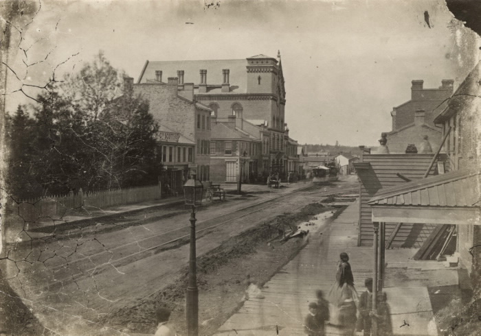 Photo craquelée d'un chemin de terre en ville