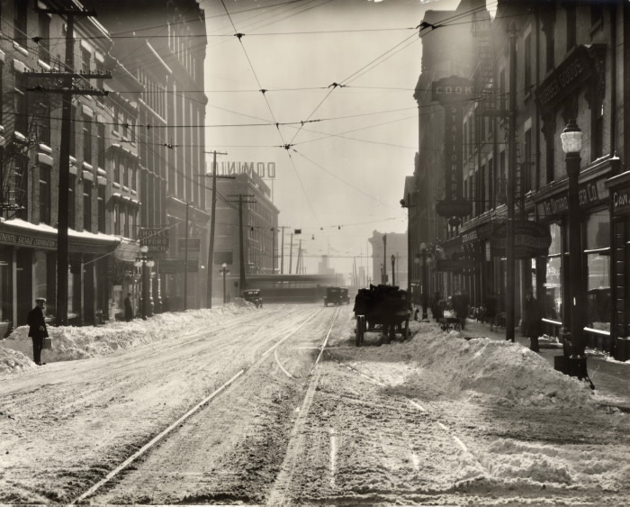 Rue enneigée dans une ville