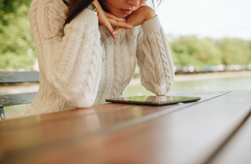 Cantook Woman looking at a tablet.