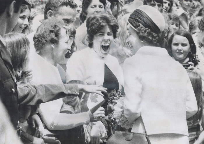 Enthusiastic crowd greets Queen with Canadian flags