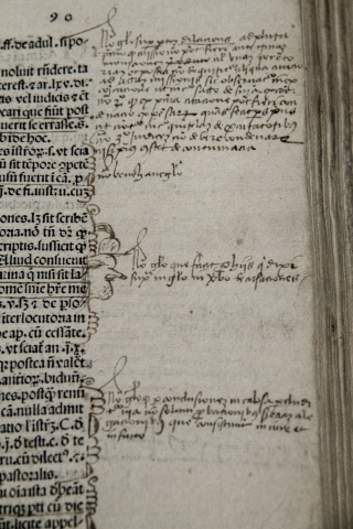 Page of Latin text with handwritten notes written in right column of page as well as decorative arrows highlighting portions of text