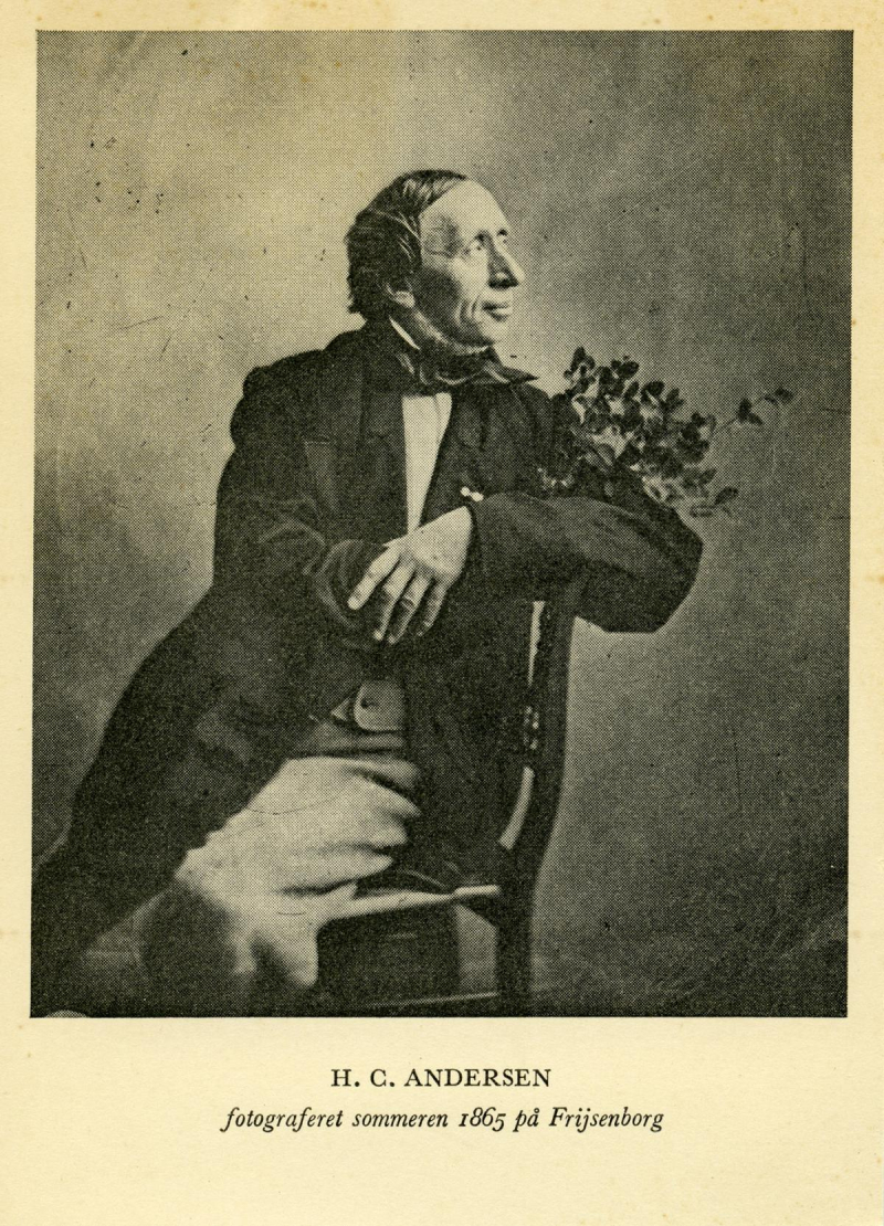 Photography of Hans Christian Andersen with text in Danish reading H. C. Andersen fotograferet sommeren 1865 pa Frijsenborg
