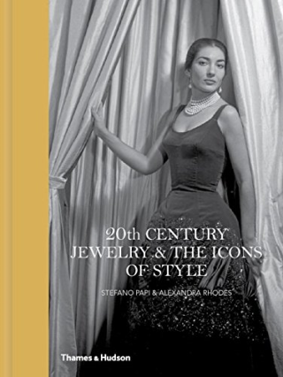20th century jewelry & the icons of style: For many centuries the collecting of precious jewels was the preserve of kings and queens, emperors and maharajahs. But in the aftermath of the First World War, with the fall of several European monarchies, royal gems passed into the hands of a different kind of elite that included celebrities from the silver screen and a coterie which revelled in a new-rich social whirl. This book profiles eleven of these rich and glamorous women, all of whom built up astonishing jewelry collections in the early and mid-20th century. The authors, both international jewelry experts, bring to life the worlds in which these women moved, as well as describing the gems in detail and providing a portrait of the work of the leading jewelers of the day.