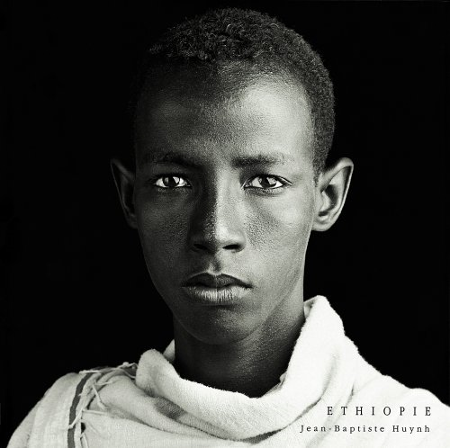 Ethiopie:Ethiopie is a photographic chronicle of Jean-Baptiste Huynh's journey through Ethiopia. He involves us in his encounters that bear witness to ethnic and religious diversity as well as to the intensity of being. The faces: orthodox, Muslim, of forgotten tribes, unveil untainted beauty through the elegance of features and the emotion of gazes. 