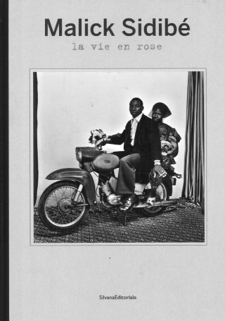 Malick Sidibé la vie en rose: Acclaimed for his black-and-white photographs of 1960s youth culture in Bamako, Mali, Malick Sidibe (born 1936) is today the African continent's best-known photographer. Sidibe was recently awarded the Venice Biennale Golden Lion for Lifetime Achievement (2007)--the first time this award was presented to a photographer--and the Infinity Award for Lifetime Achievement (2008), in recognition of his contribution to documentary photography and the historical record. Malick Sidibe La Vie en Rose provides a survey of this work, focusing primarily on Sidibe's images of Mali's buzzing youth culture and family life in Bamako in the 1960s and 70s. Laura Serani's foreword contextualizes Sidibe's work in a wider survey of African photography; the book also includes an interview with the photographer by Laura Incardona and an appendix with Sidibe's famous "chemises" (photographic dossiers), which documents his working methods.