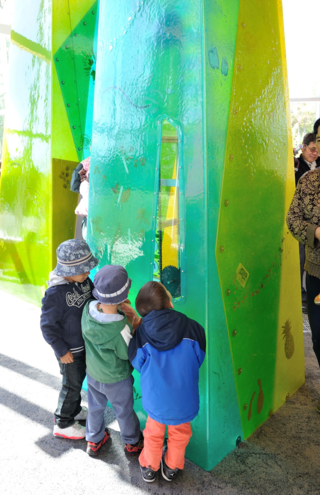 Kids peering into the KidsStop Kids peering into the KidsStop