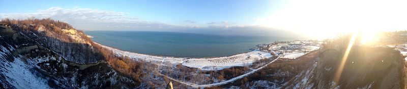 Panoramic view from the Bluffs_Wikipedia_May2014