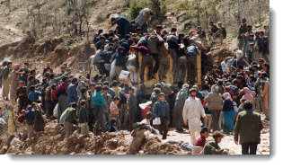 Iraq border, food arrives to Kurdish refugee camp, 1991