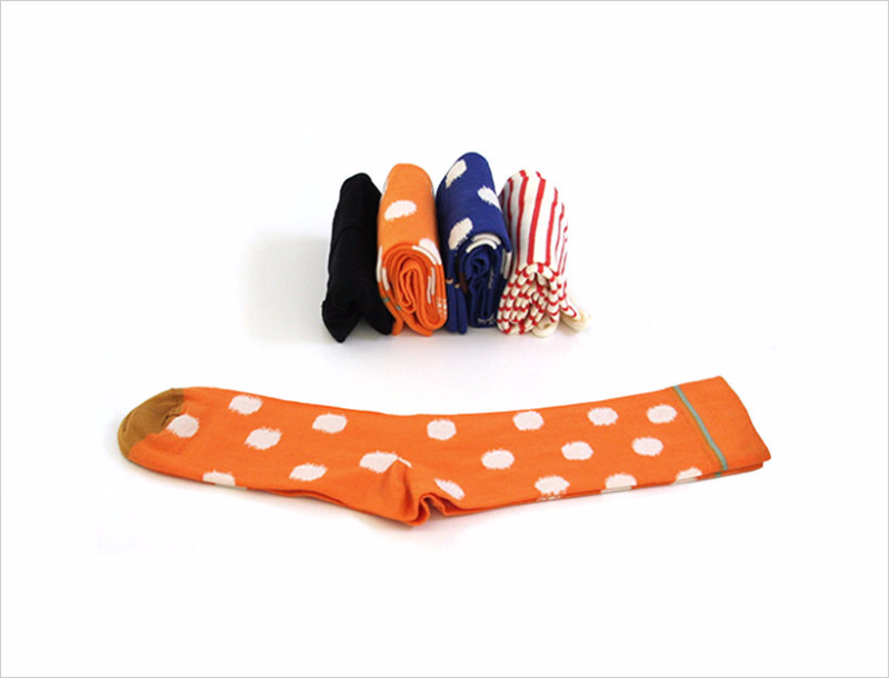 One loose sock and several pairs folded in KonMari style