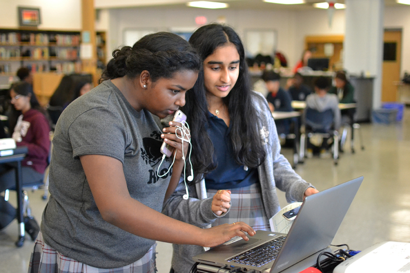 Students use the Canadian Virtual War Memorial Students use the Canadian Virtual War Memorial